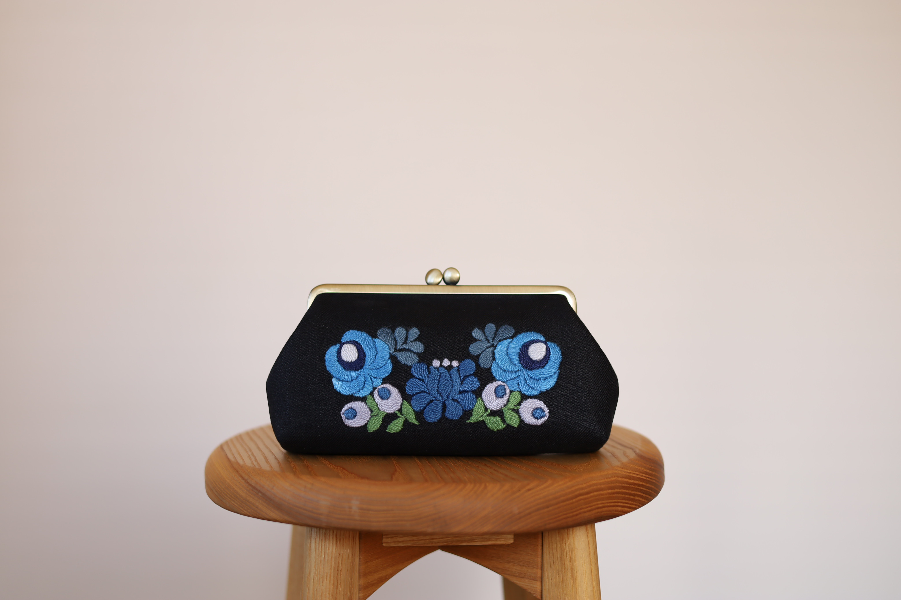 黒リネン　青い花刺繍　がま口ポーチ　L