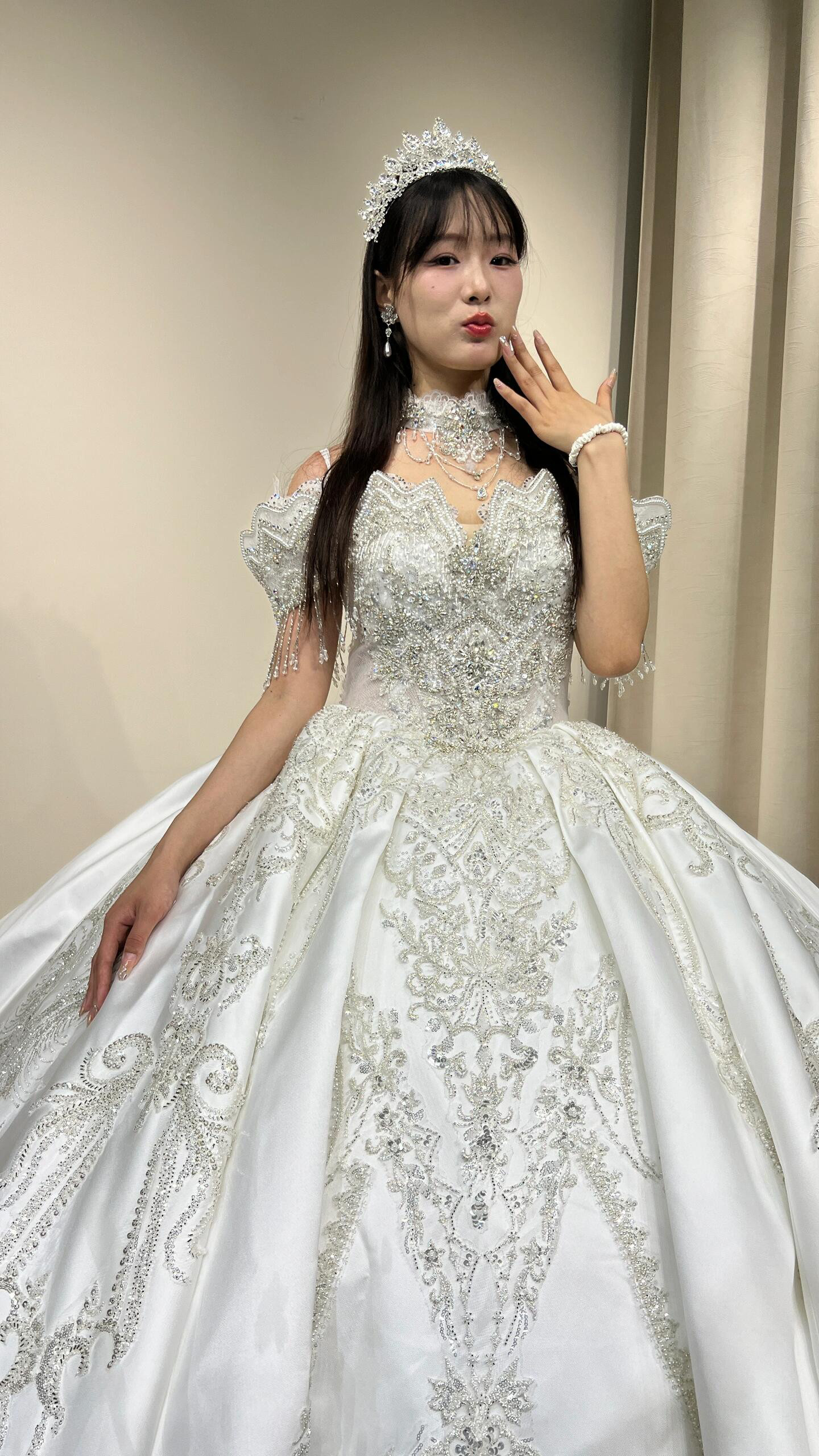 高級サテン　オフショルダー　二の腕カバー　キラキラビジュー　光沢感　可愛い　編み上げ　ボリューム　フレアスカート　結婚式