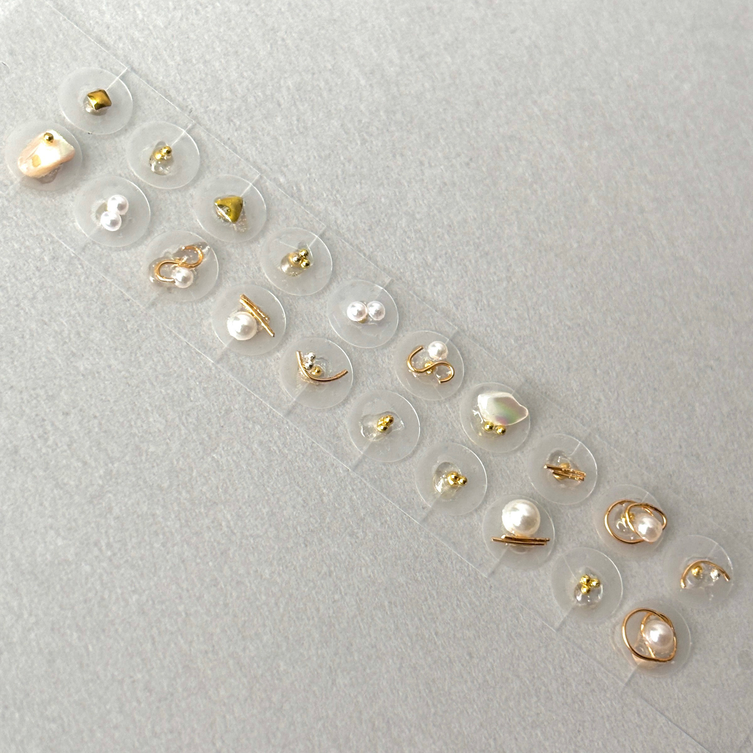 （金粒）耳つぼ　クリアシール　金粒100粒　 耳つぼジュエリー♡金粒透明シール BITOKEN アメリカ認証済＜耳つぼシール100粒金粒＞ 金粒ゴールド