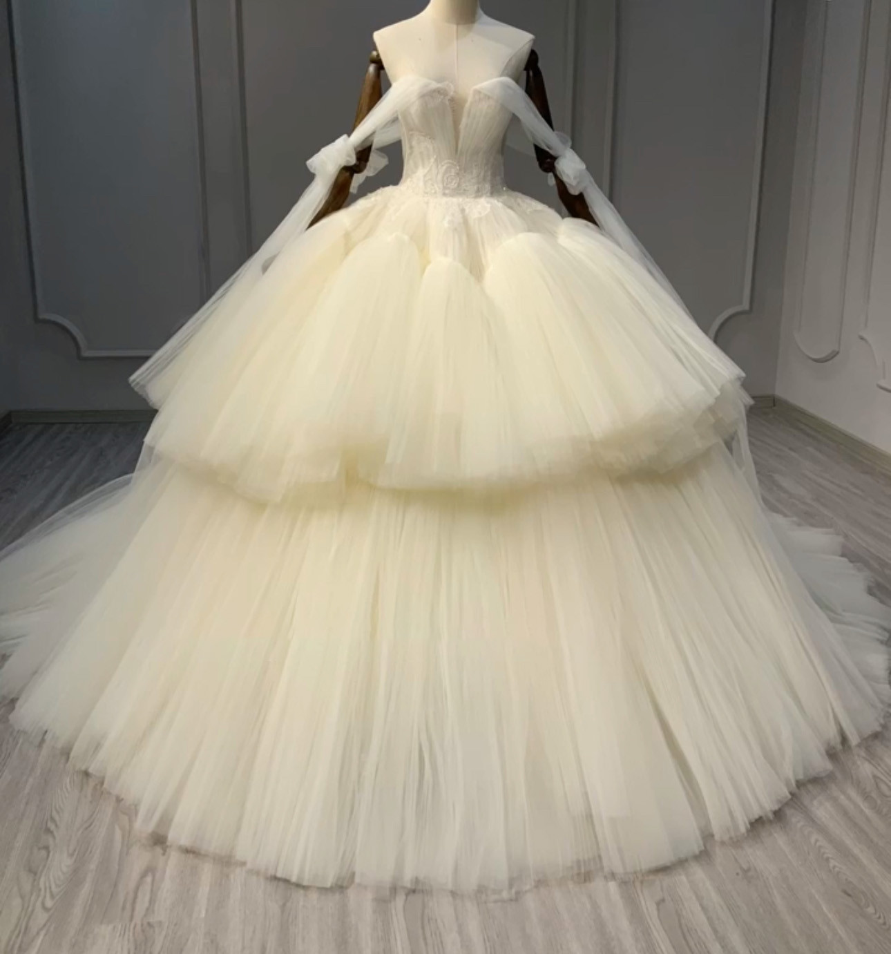 新着商品　アイボリー　美品ソフトチュール　多層　編み上げ　オフショルダー　フレアスカート　ブライダルウエア結婚式挙式花嫁