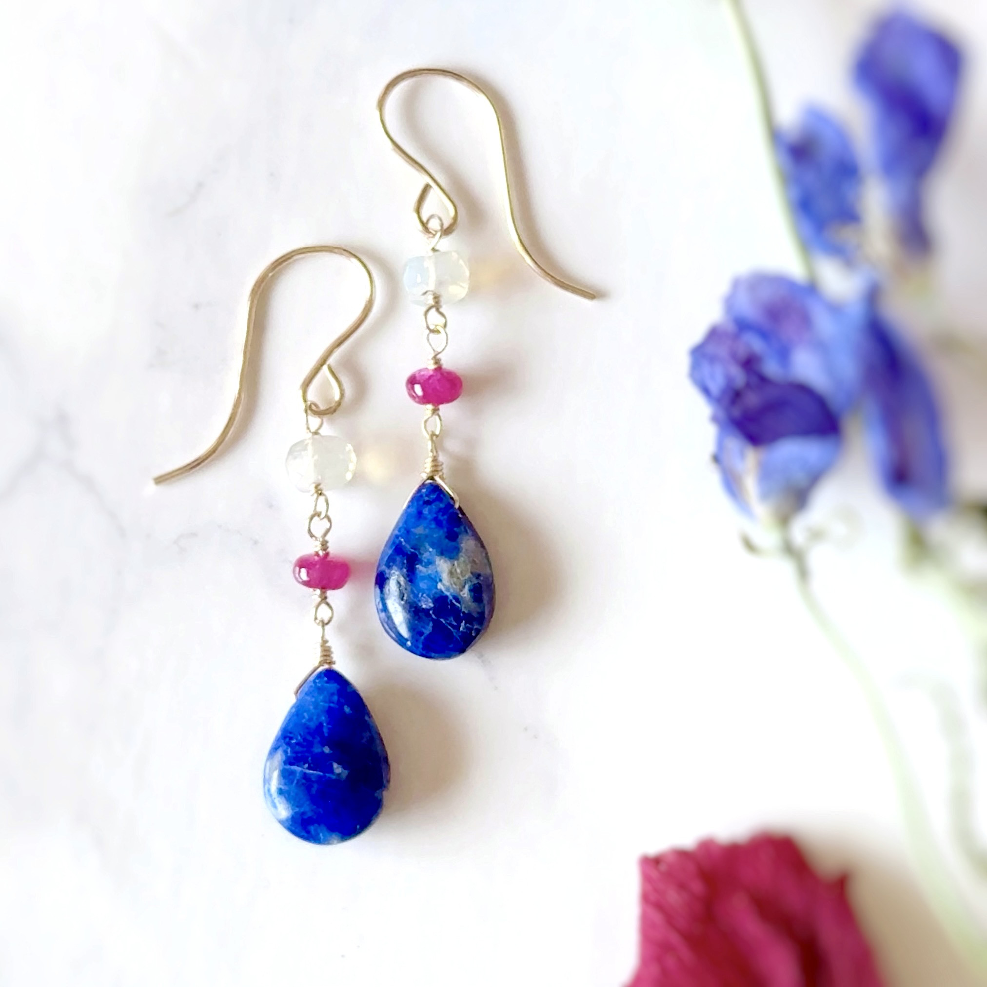 〈希少石〉アフガナイトとロンギド産ルビーのラインピアス◇14kgf