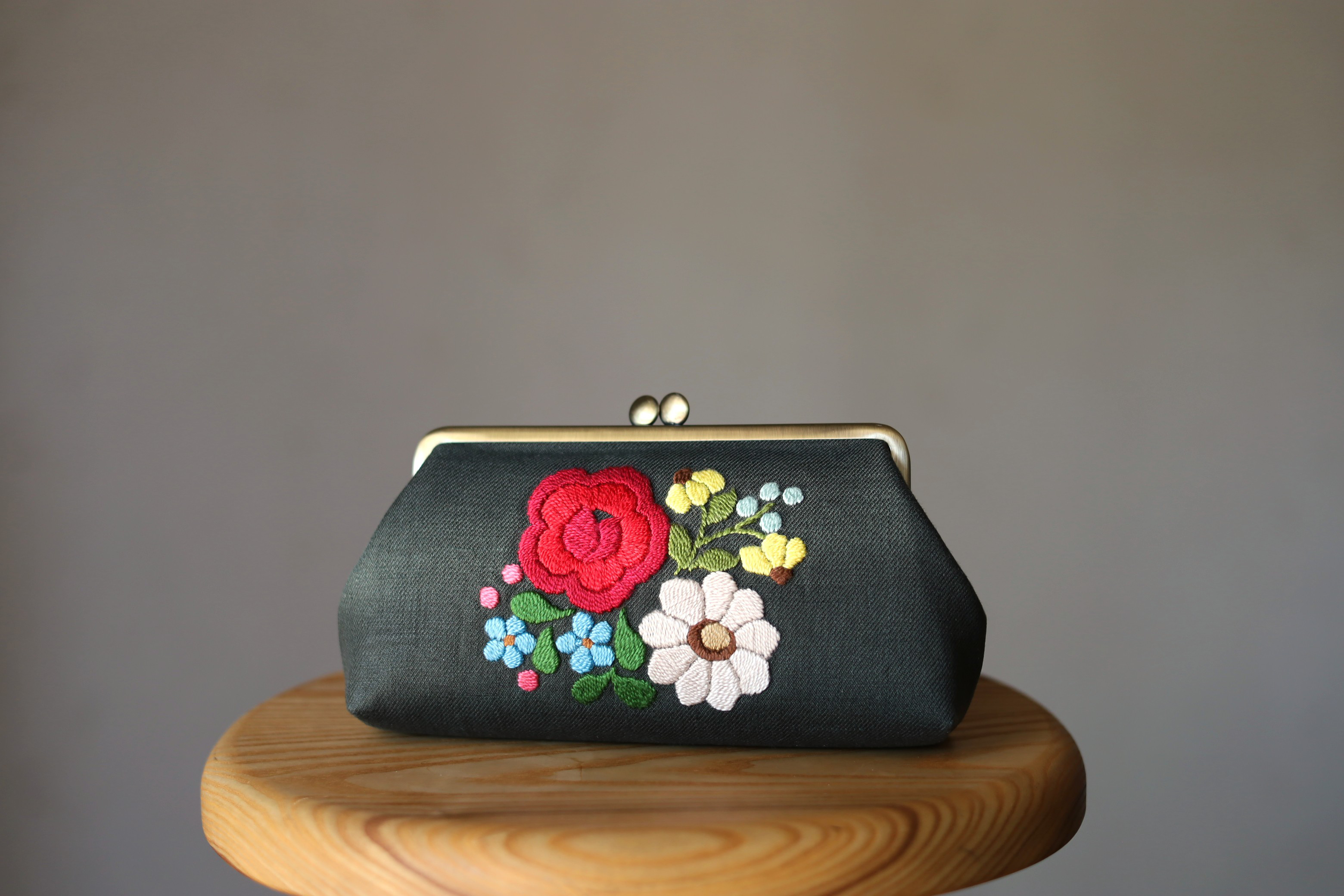 カーキリネン　花刺繍　がま口ポーチ　L