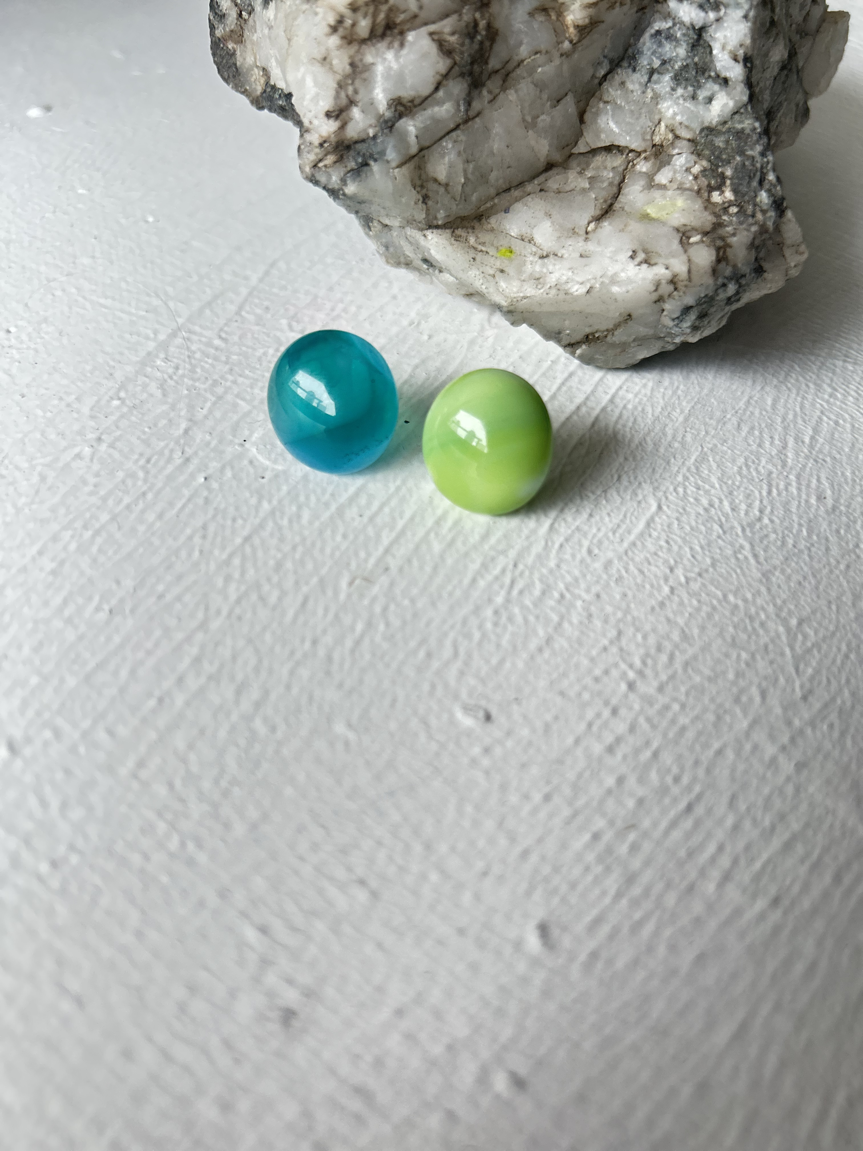 左右色違い大ぶり丸ピアス