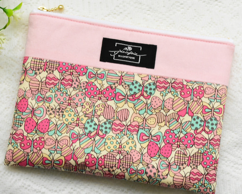 SALE】文庫本が入るフラットポーチ◇ポップな蝶々 ポーチ - Farbe