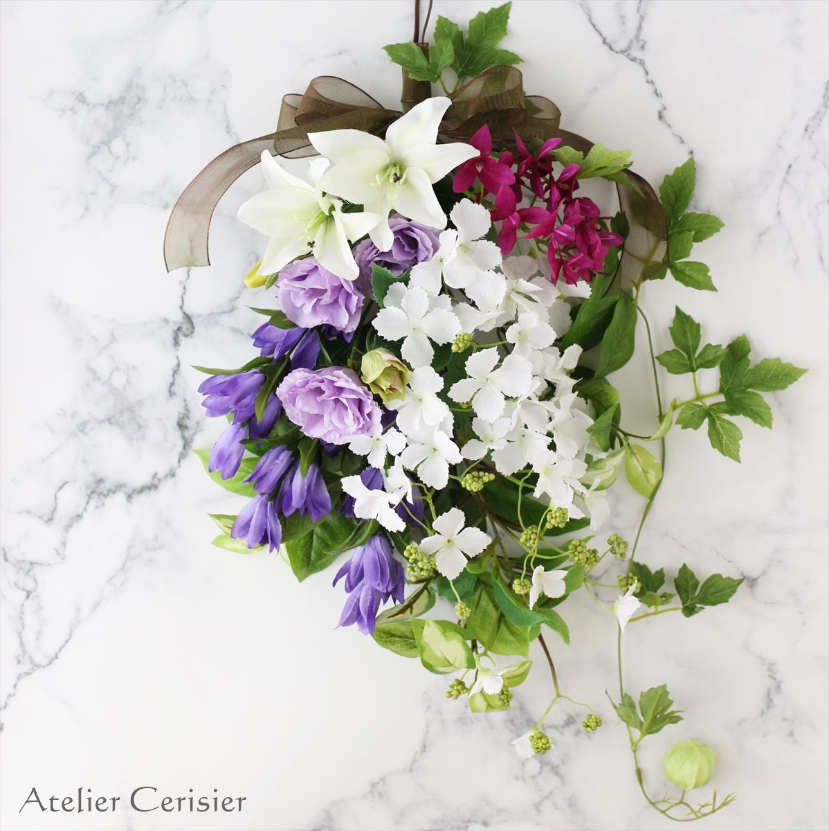 【特割】☆白い百合と紫陽花のスワッグ＜アーティフィシャルフラワー＞ユリ アジサイ リンドウ