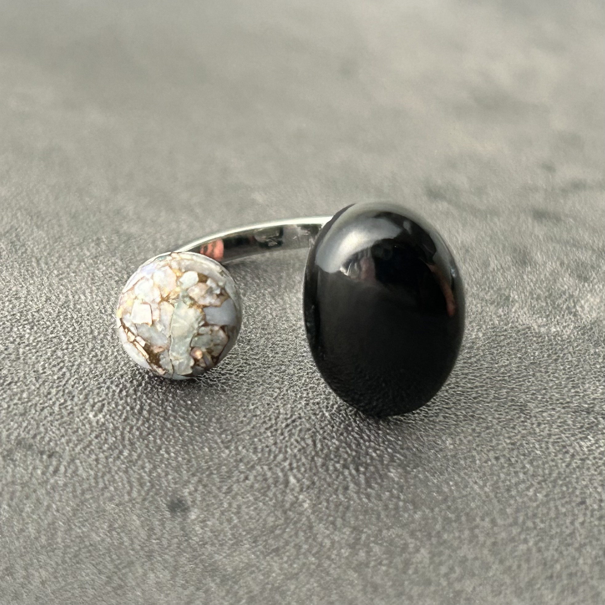 【 a i s h u 】ブラックスピネル × コッパーオパール オープンリング