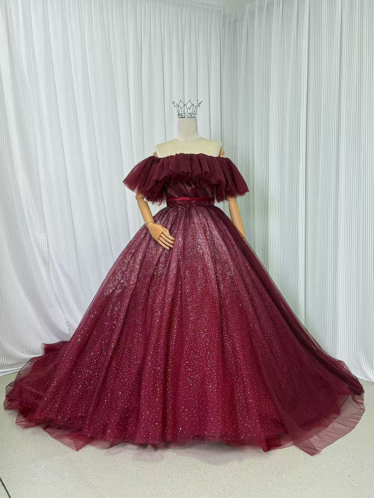 送料無料！カラードレス オフショルダー ワインレッド キラキラグリッターチュール Aライン 素敵な エレガント