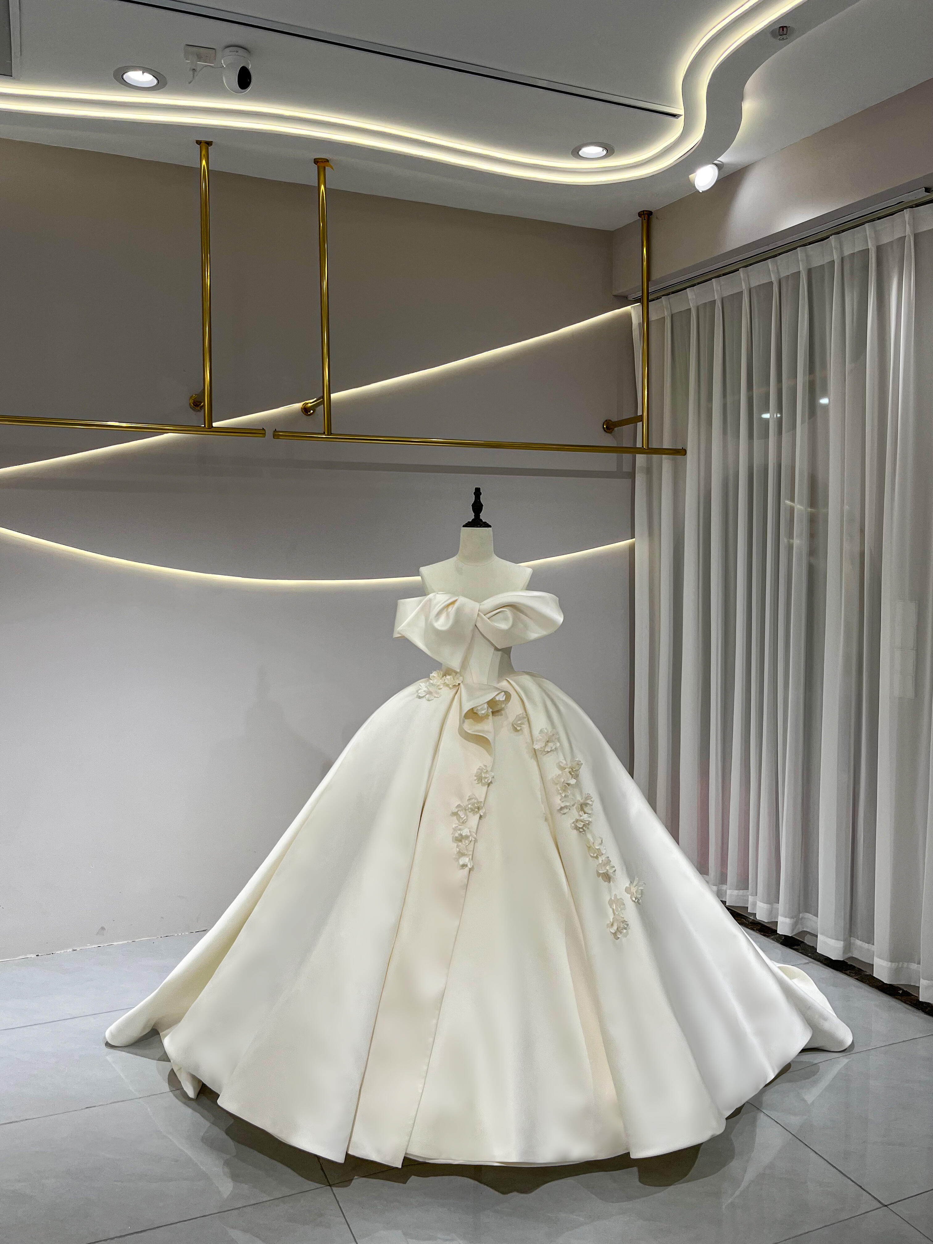 2025新作　オフホワイト　二の腕を隠せる　オフショルダー　プリンセスライン　ボリューム　トレーン　編み上げ花嫁フワラー