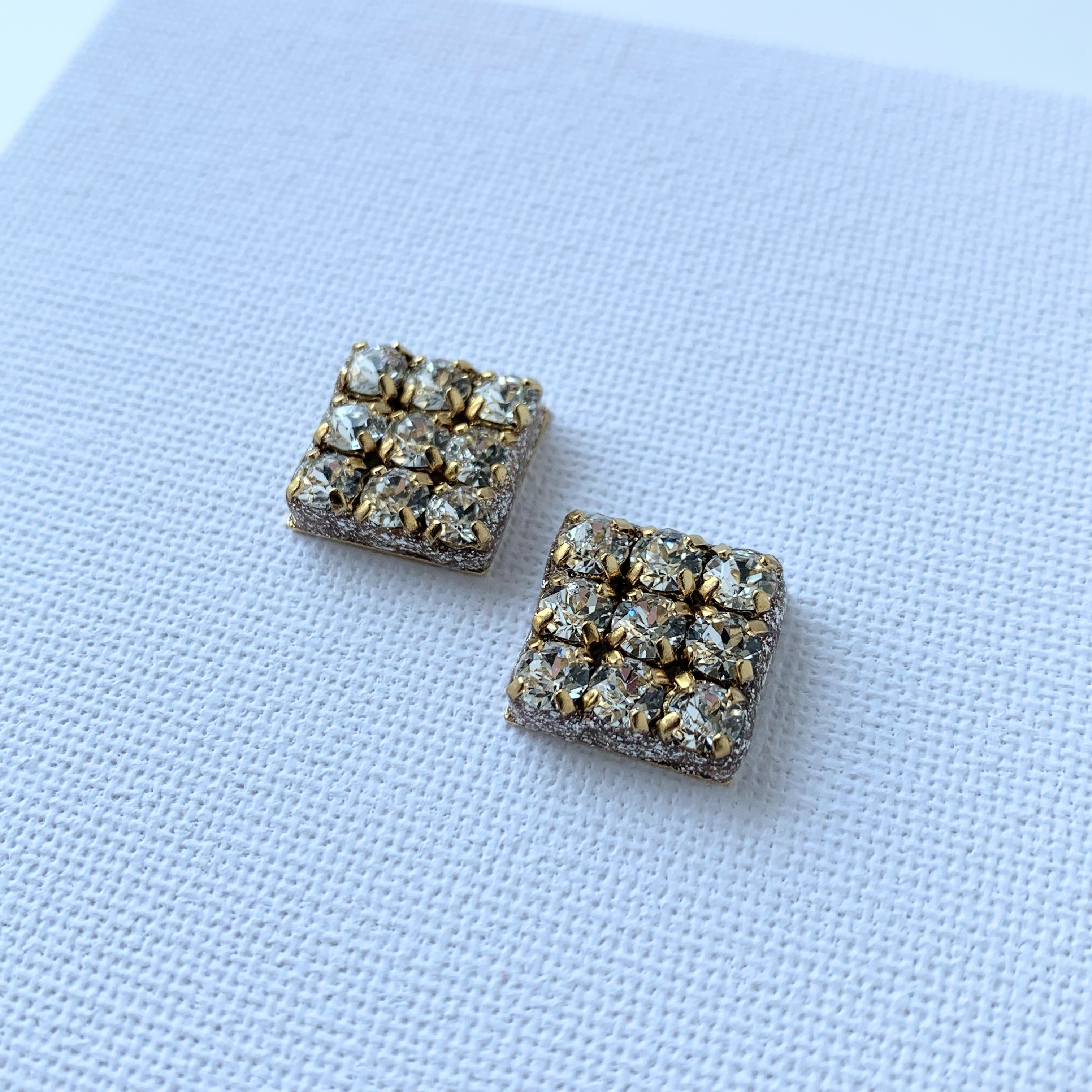 スクエアビジューのピアス・イヤリング　クリスタル×ゴールド 4,301円