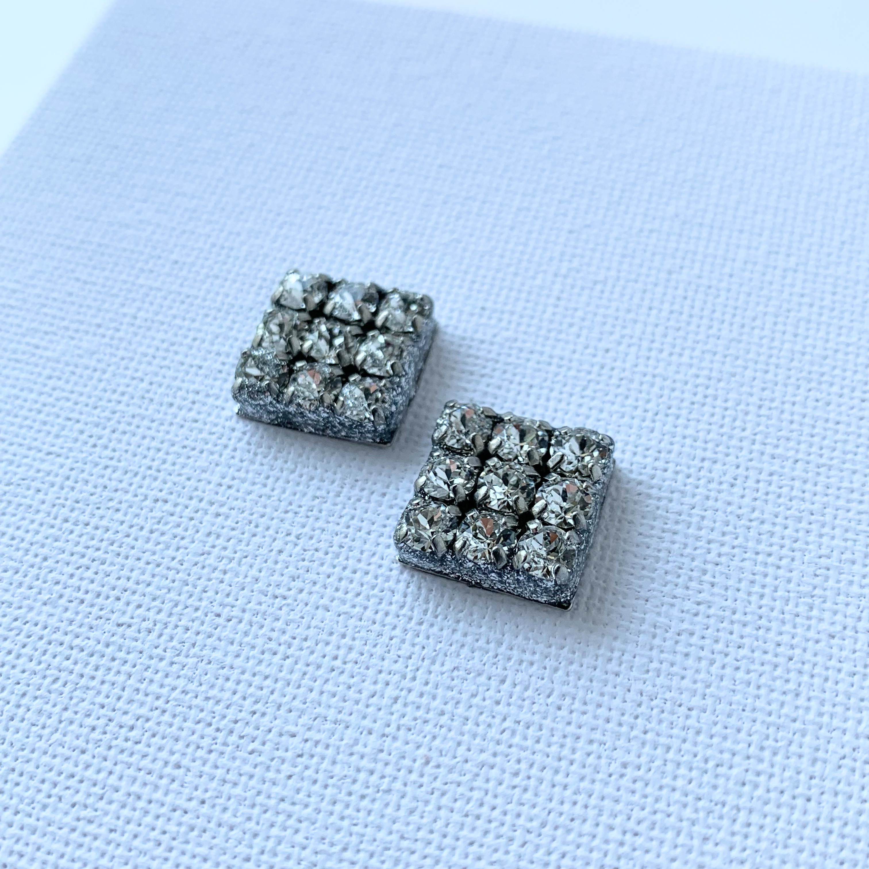 スクエアビジューのピアス・イヤリング　クリスタル×シルバー