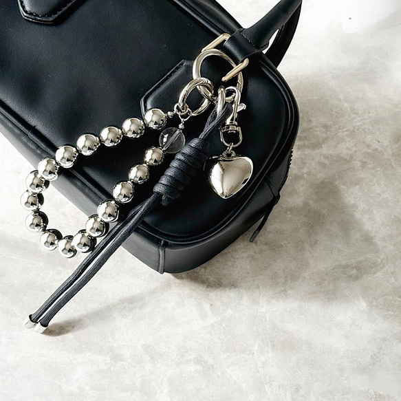 普段のバッグにトレンド感を | 大人辛口シルバーのハートバッグ