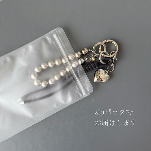 普段のバッグにトレンド感を | 大人辛口シルバーのハートバッグ