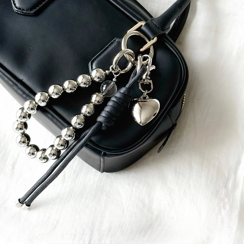 普段のバッグにトレンド感を | 大人辛口シルバーのハートバッグ