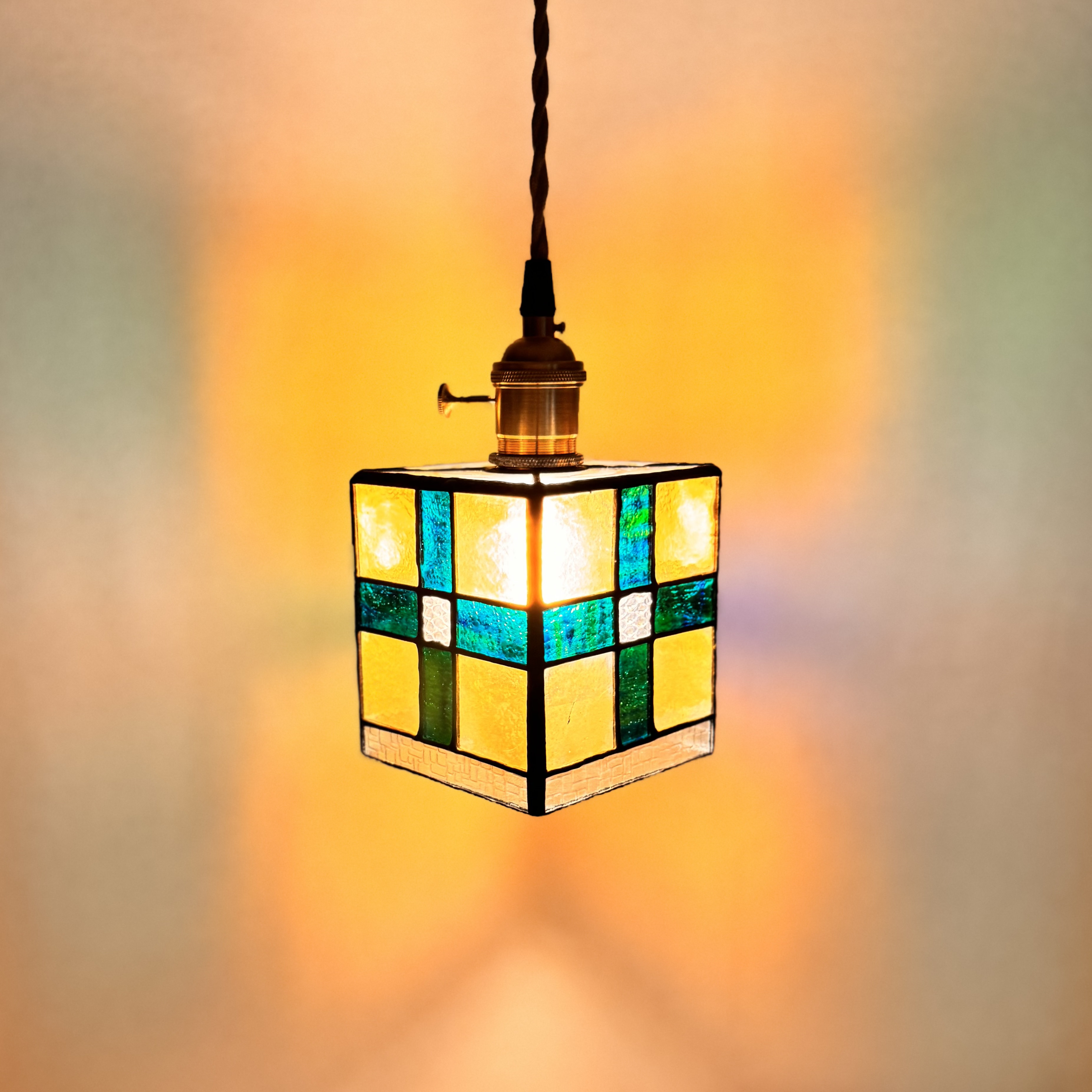 光の色を楽しむ、ステンドグラスのペンダントライト