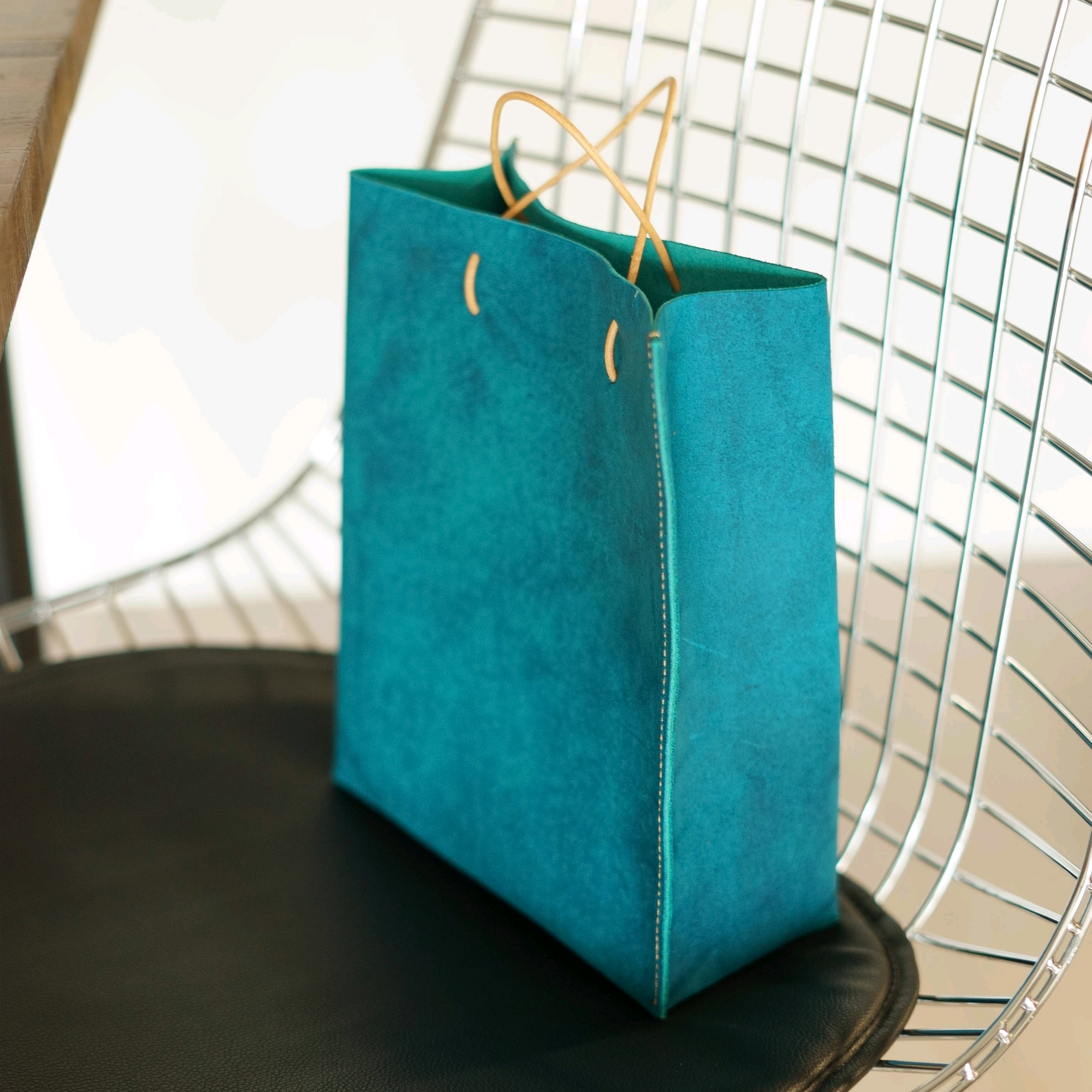 スクエアボックス イタリアンレザートートバッグ　ペーパーバッグをモチーフに元気の出るターコイズブルーの本革 【特集掲載】