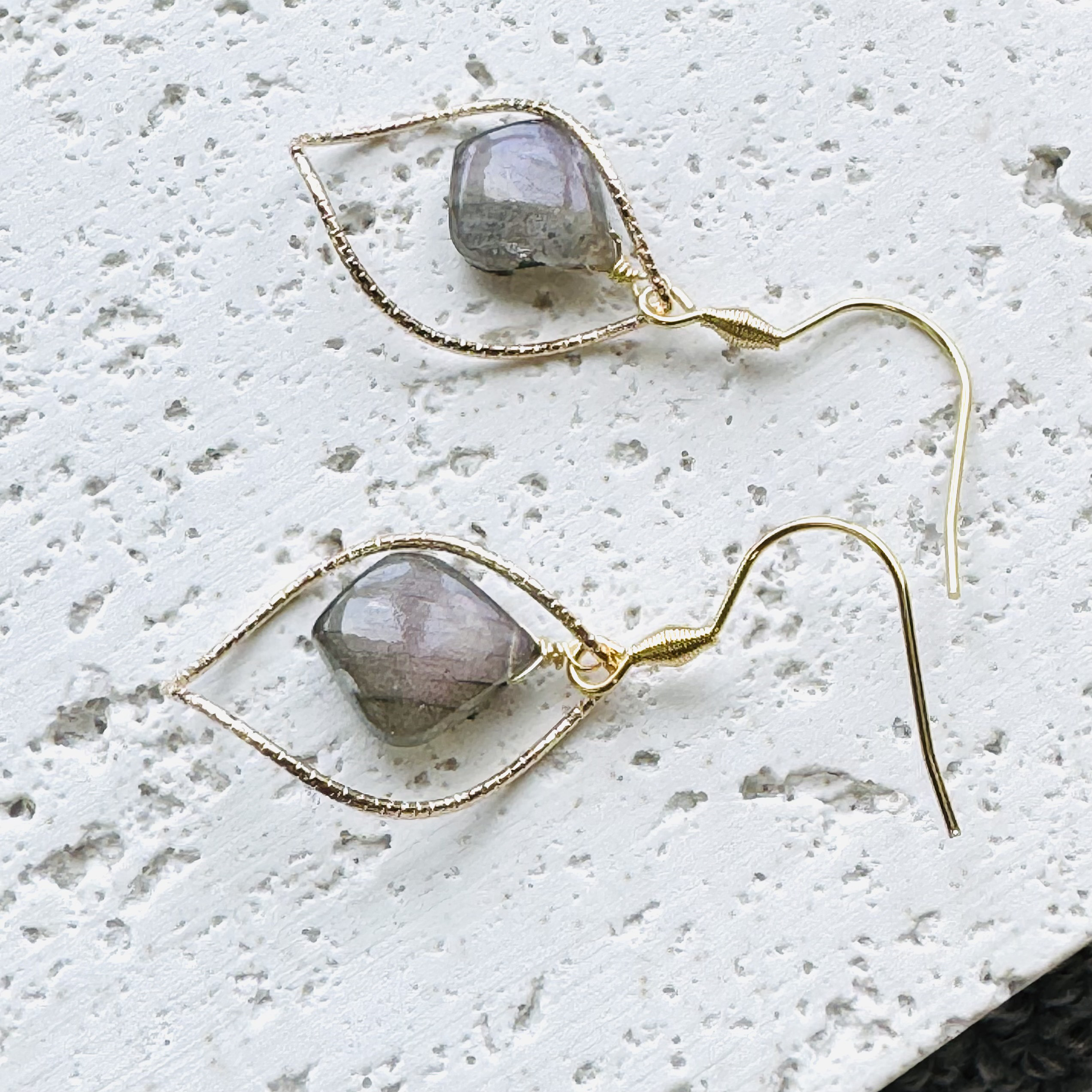 揺れるラブラドライトピアス