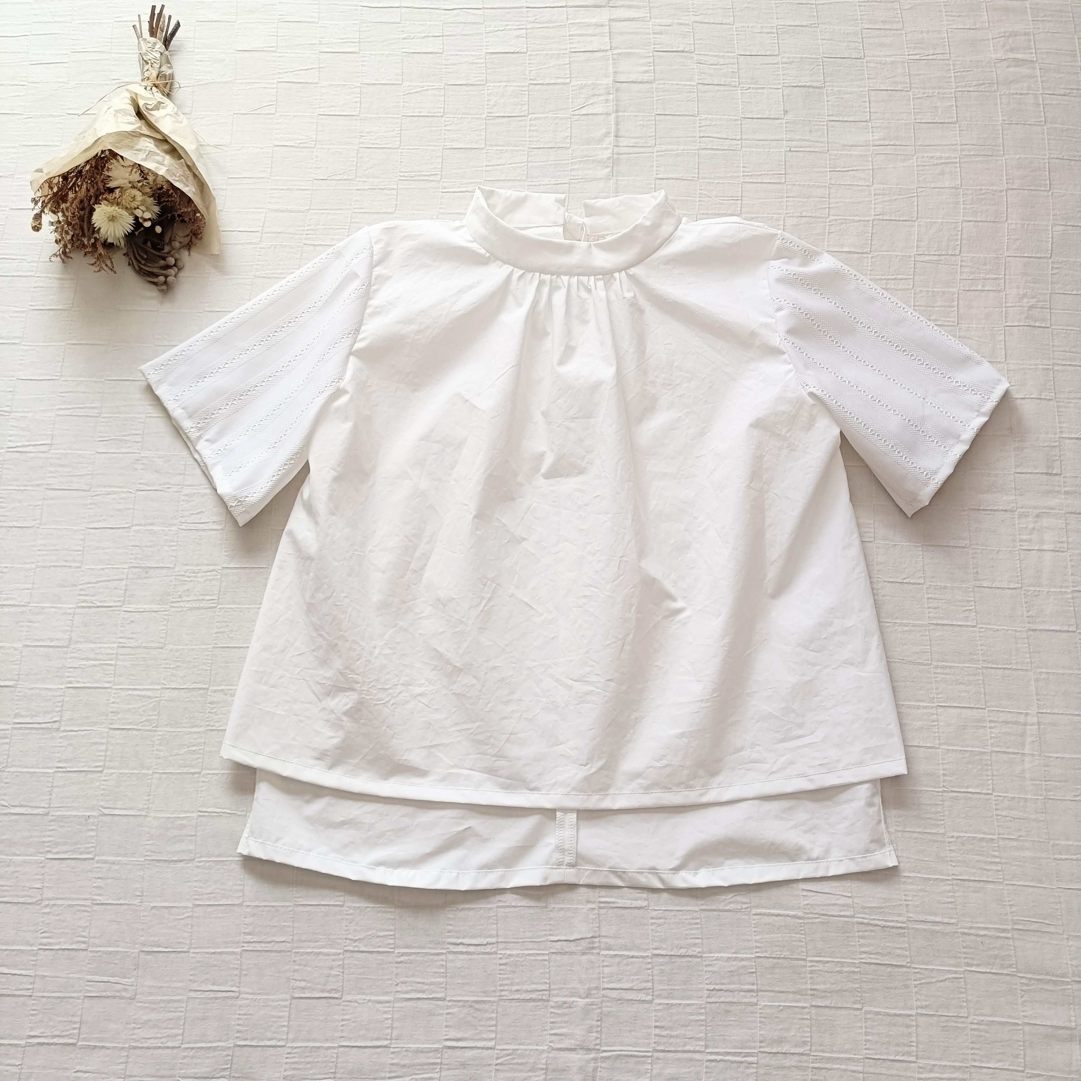 後ろリボン セミハイネック 五分袖ブラウス　レース袖　半袖可　オフ白　コットン素材