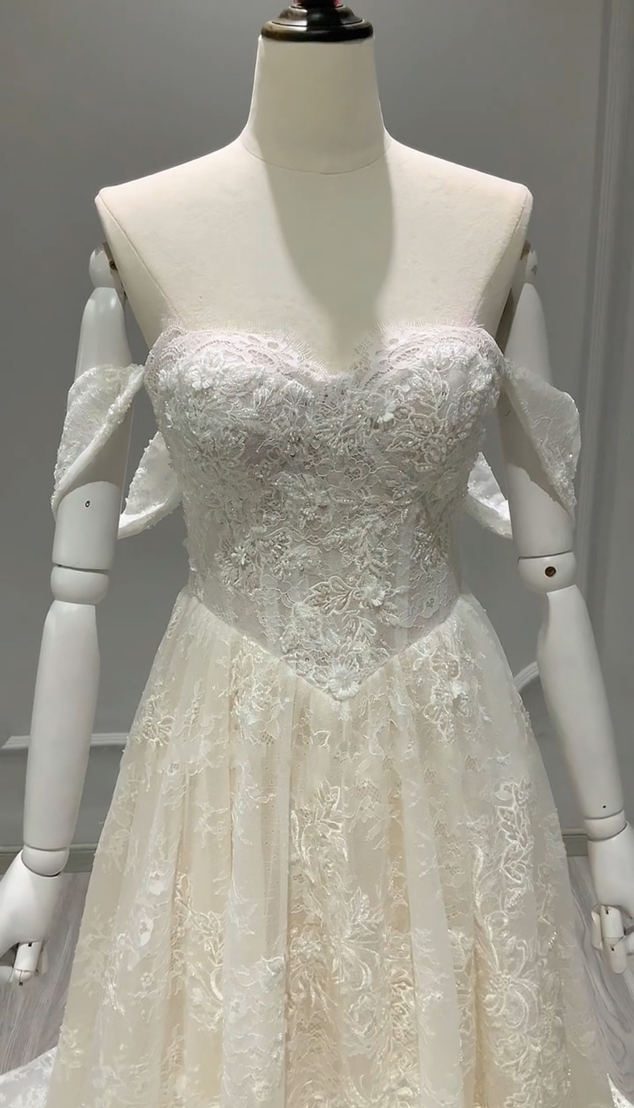 大人気　オフショルダー二の腕を隠せる　Aライン　優雅　魅惑のレース　フラワー　花柄　サイズオーダー二次会ブライダル挙式