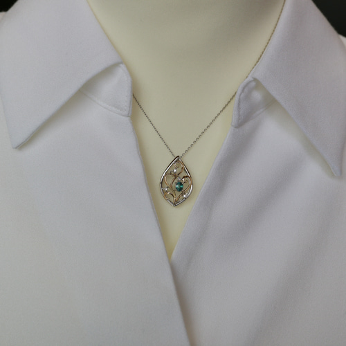 ブラジル産アレキサンドライトk18ホワイトゴールドピアスネックレス