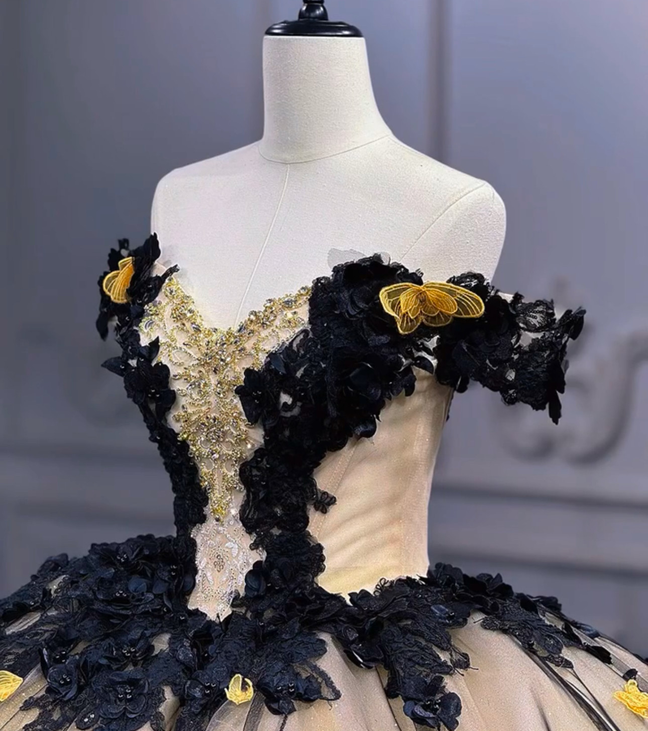 王道派　黒金　オフショルダー　二の腕カバー　引裾にレース　サイズオーダー可能　ボリューム上品　目立つ　演奏会ステージ衣装
