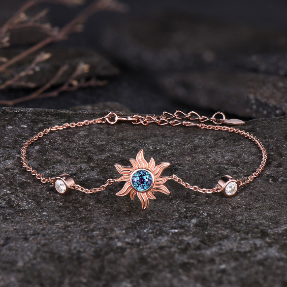 月のアレキサンドライトのブレスレット ユニークな太陽のブレスレット 6月の誕生石アレキサンドライト