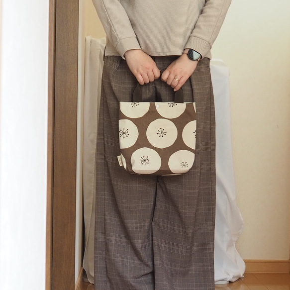 通勤に使える　ポケット付き　花柄サブバッグ　白　茶色（北欧　通学　シンプル　コンビニ　おしゃれ　マチあり　小さめ　イエベ 8枚目の画像
