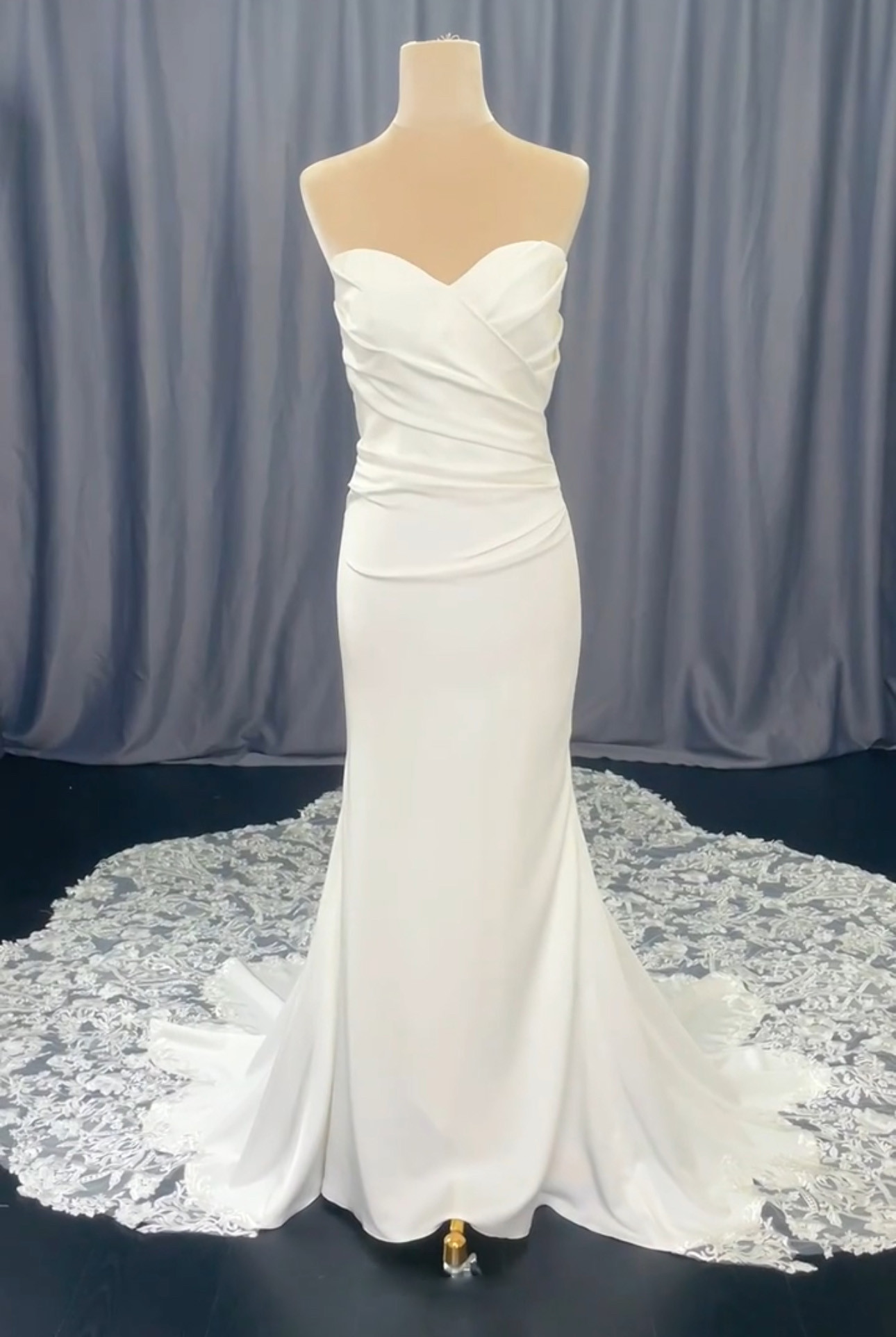 オリジナルなドレス　ウェディング　ホワイト　繊細なレース　豪華なトレーン　チャック　タイトスカート　前撮りパーティドレス