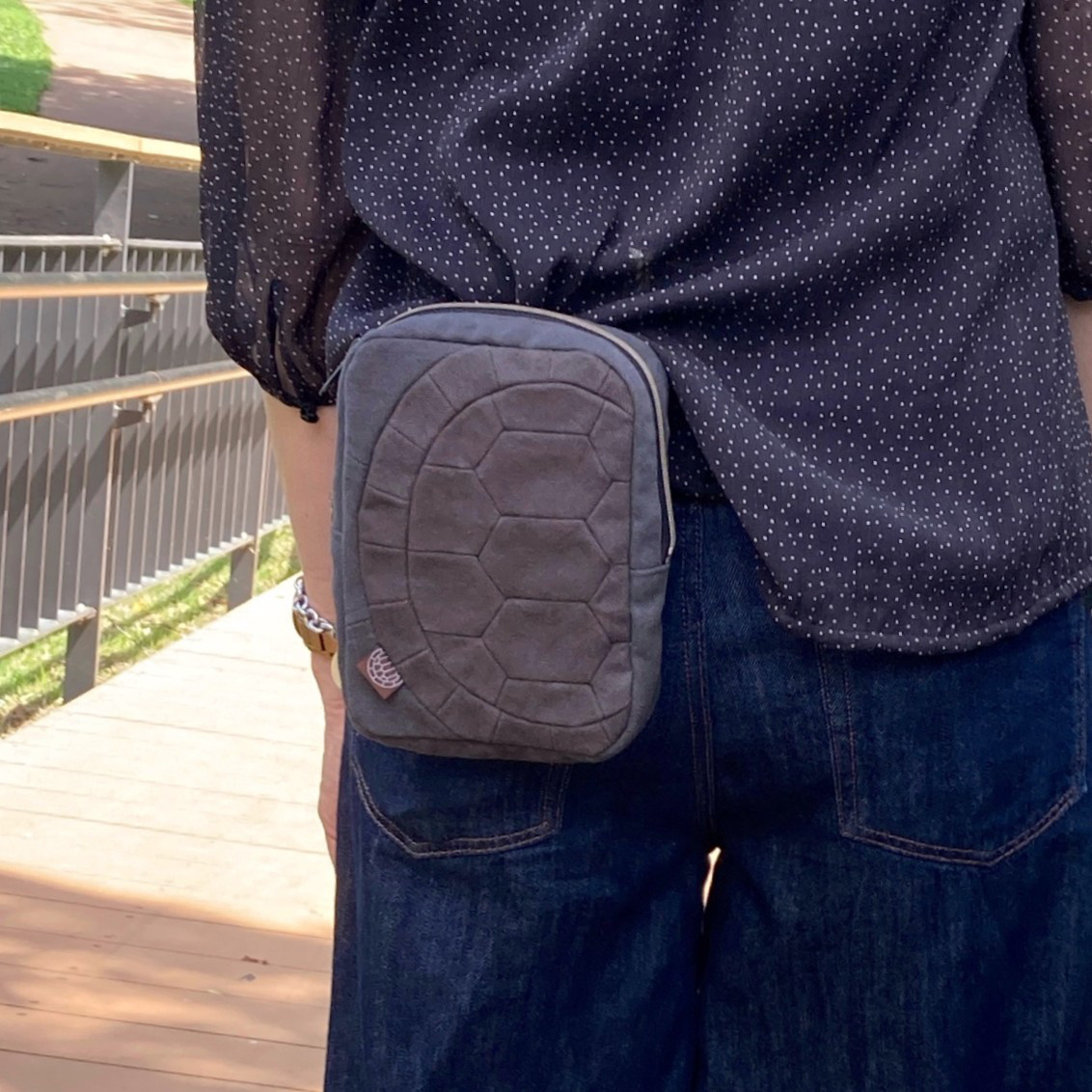 手ぶら愛好家専用 甲羅デザインウエストバッグ＊チャコール×グレーブラウン＊大人の移動ポケット