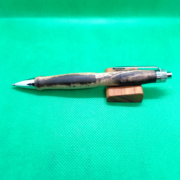 黒柿の木軸ボールペンと栃と欅の変え軸セット 2枚目の画像