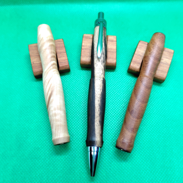 黒柿の木軸ボールペンと栃と欅の変え軸セット 1枚目の画像