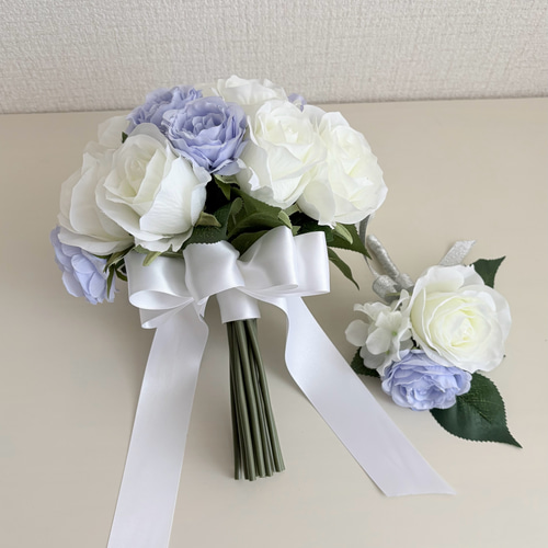 ウェディングブーケとブートニアにセット♡ブルーローズ♡前撮り♡挙式♡ プルメリアとパールのホワイト×ブルーのラウンドブーケ