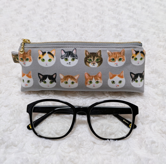 2167．大人可愛い ねこ猫ネコ柄のメガネケース ファスナー