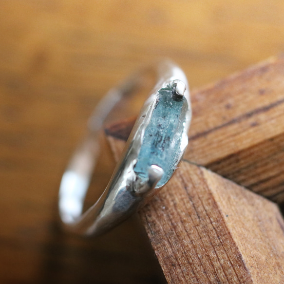 （獨一無二，925銀）鑲嵌原始海藍寶石的銀戒指（9*4毫米，尺寸11） 第4張的照片