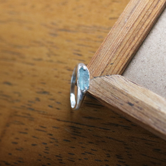 （獨一無二，925銀）鑲嵌原始海藍寶石的銀戒指（9*4毫米，尺寸11） 第5張的照片