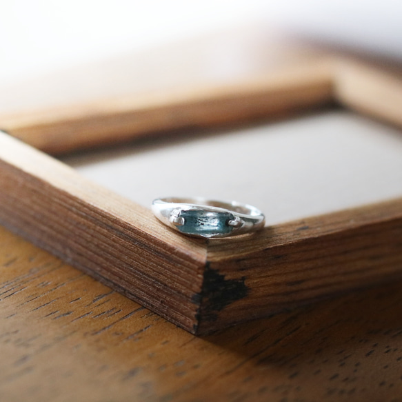 （獨一無二，925銀）鑲嵌原始海藍寶石的銀戒指（9*4毫米，尺寸11） 第3張的照片