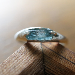 （獨一無二，925銀）鑲嵌原始海藍寶石的銀戒指（9*4毫米，尺寸11） 第1張的照片
