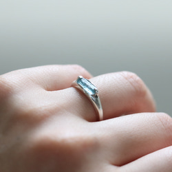 （獨一無二，925銀）鑲嵌原始海藍寶石的銀戒指（9*4毫米，尺寸11） 第2張的照片