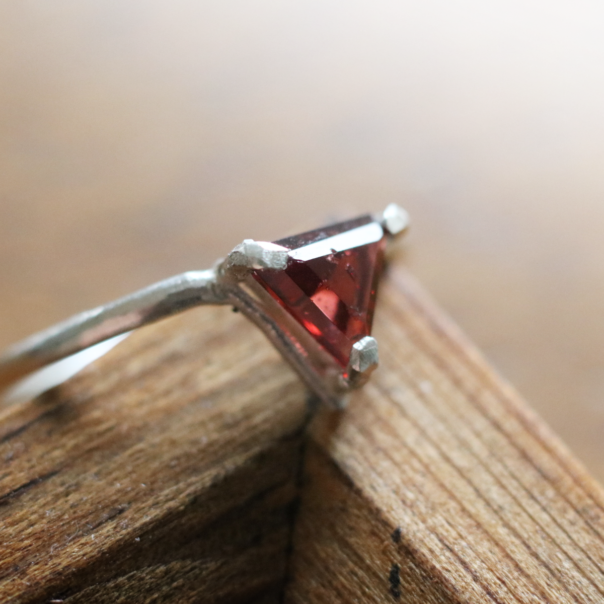 （一点もの・Silver925）トライアングル・ガーネットのシルバーリング(6mm・12号）