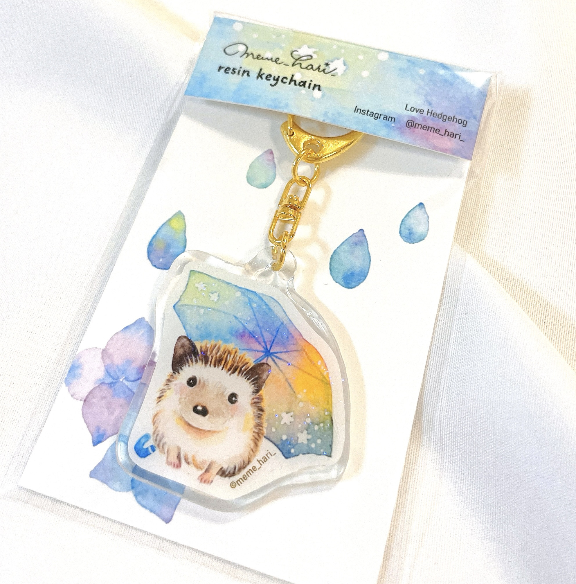 在庫確認商品　レジン　キーホルダー　【虹色の傘とハリネズミ】　ハンドメイド