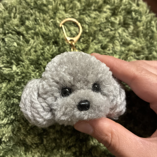 うるうるおめめのグレートイプードル ポンポン毛糸キーホルダー