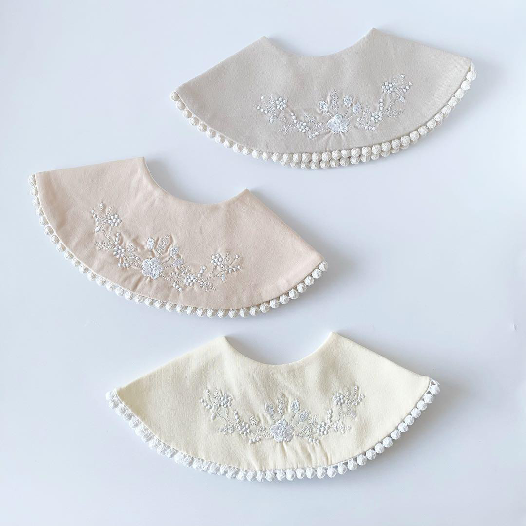 売れました！ご予約さま専用です。ハンドメイド 三点セット 刺繍エレガント スタイ ナチュラル フレンチガーリー お花刺繍 スタイ 全3色 ベージュ