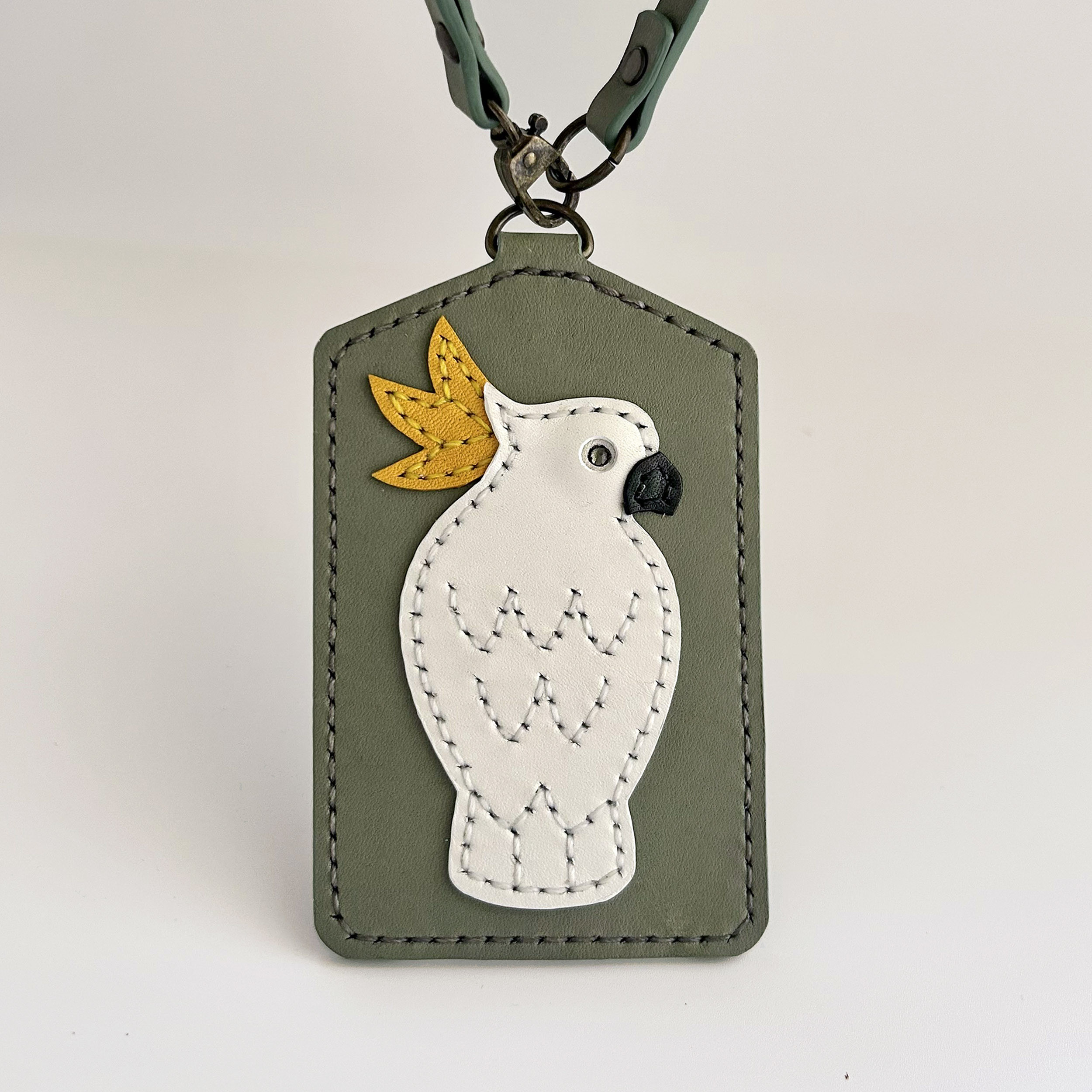 革製　オウム（キバタン）のパスケース