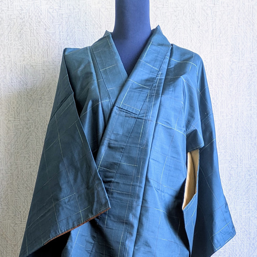 あずきあらい　着物リメイクワンピース　モデル158cm 45キロ Mサイズ 着物リメイク・藍色大島紬のスリット入りAラインワンピース（L