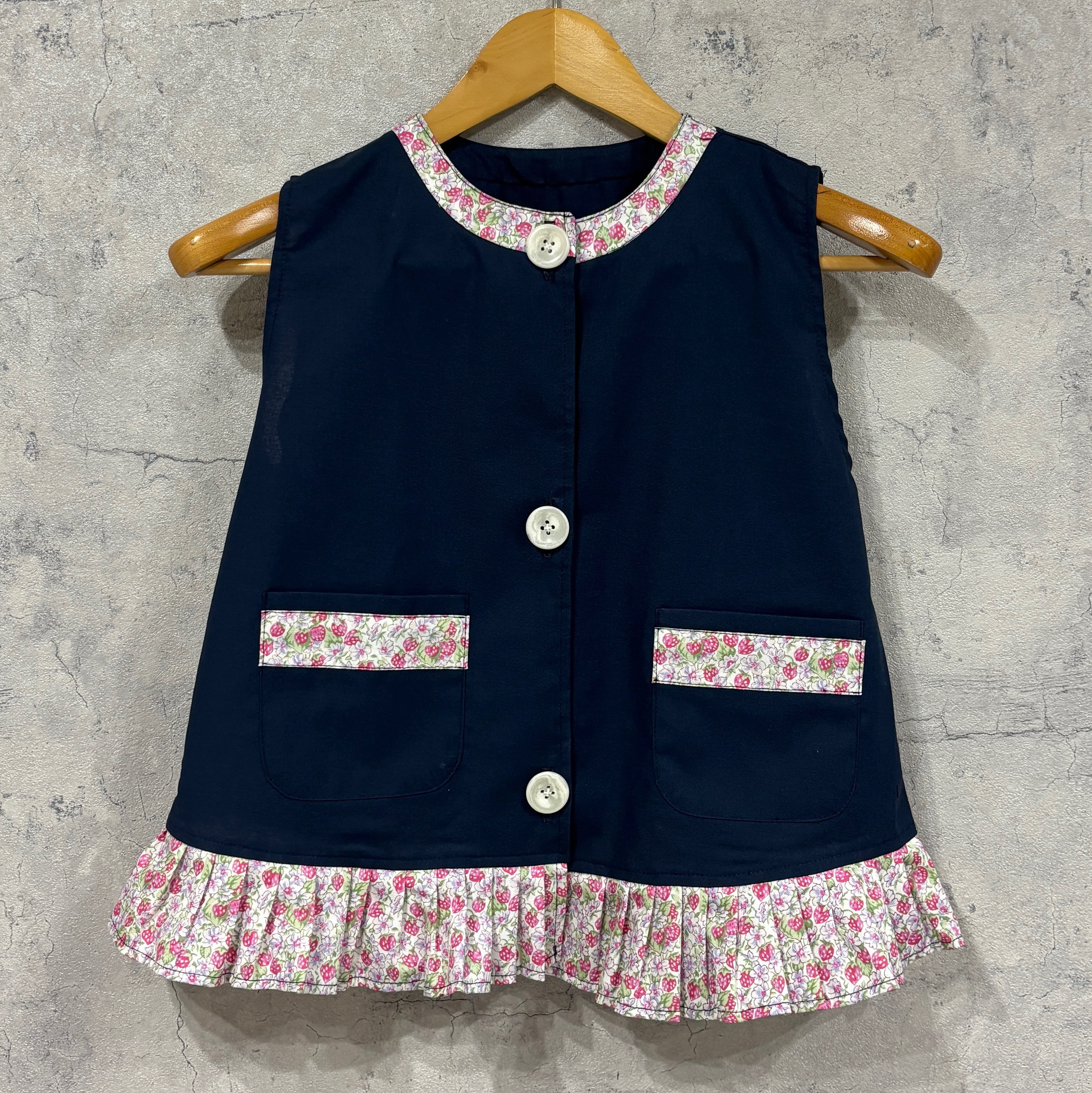 【*80〜160】リバティ いちご アシュテッド ネイビー 前ボタン 袖なしスモック パイピング 裾フリル