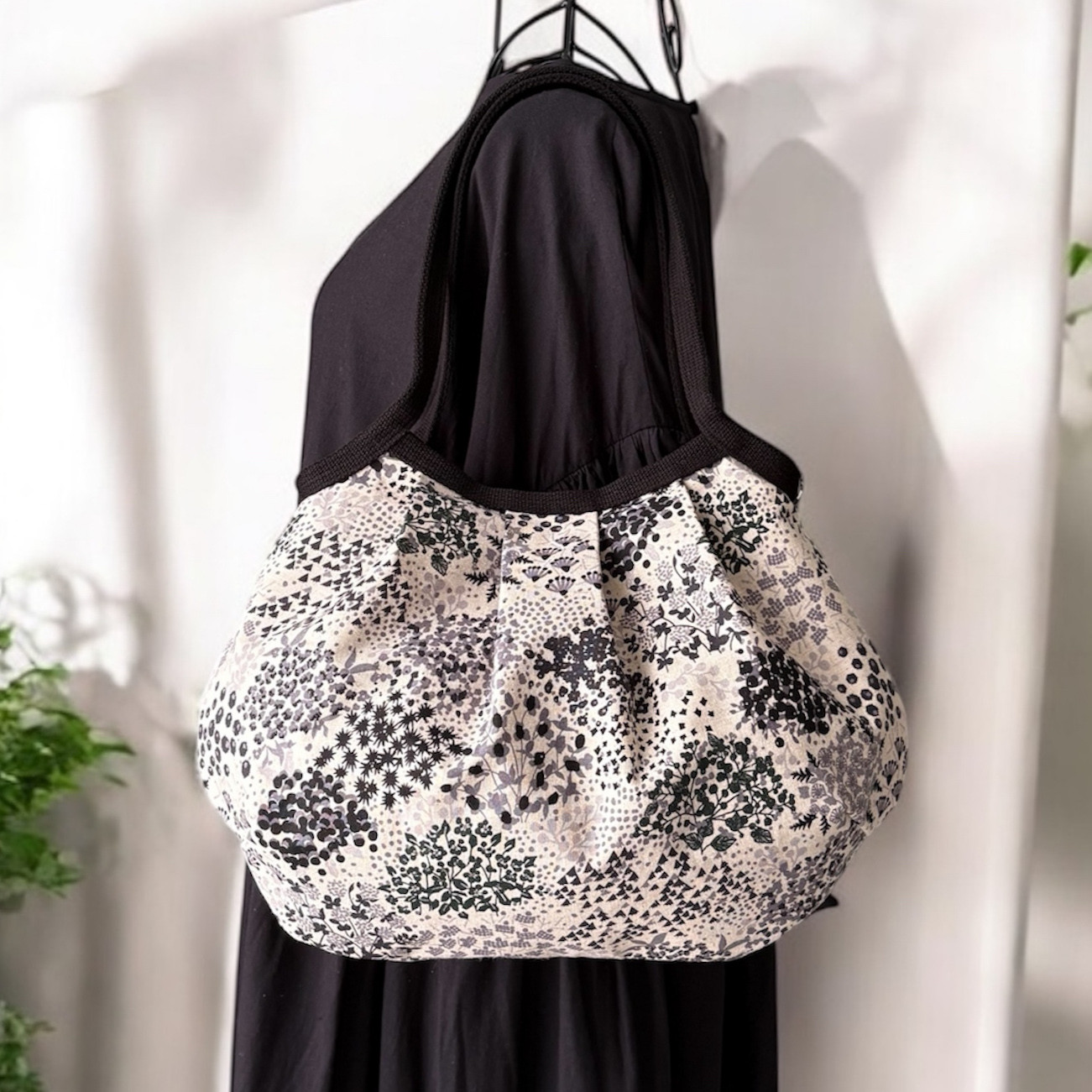 コロンと可愛いショルダーグラニーバッグ  北欧調 大人可愛いボタニカルガーデン  モノトーン　◎選べる2サイズ