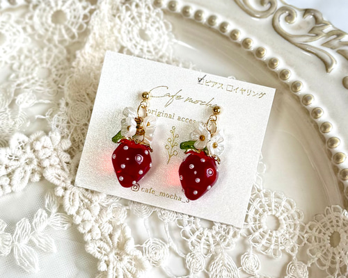 ちまっと苺とハートのホワイトチョコビジュー　ピアス/イヤリング✩.*˚ a2f62d996f3557514e3d975952e09a