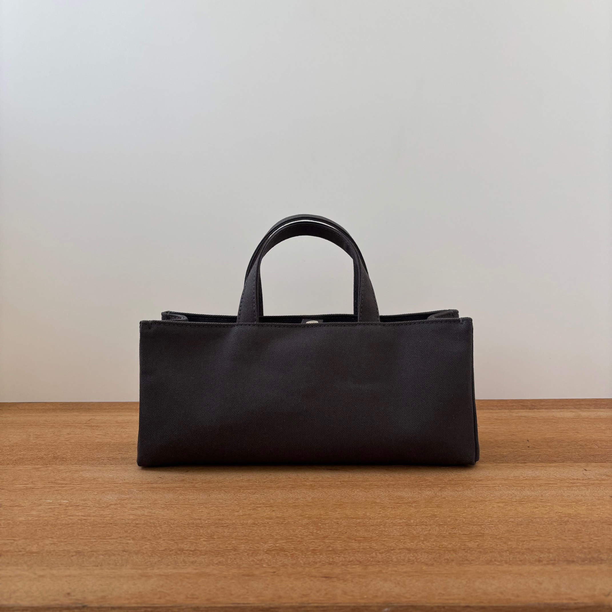 8号帆布の横長トートバッグ　チャコールグレー　すっきりシンプル