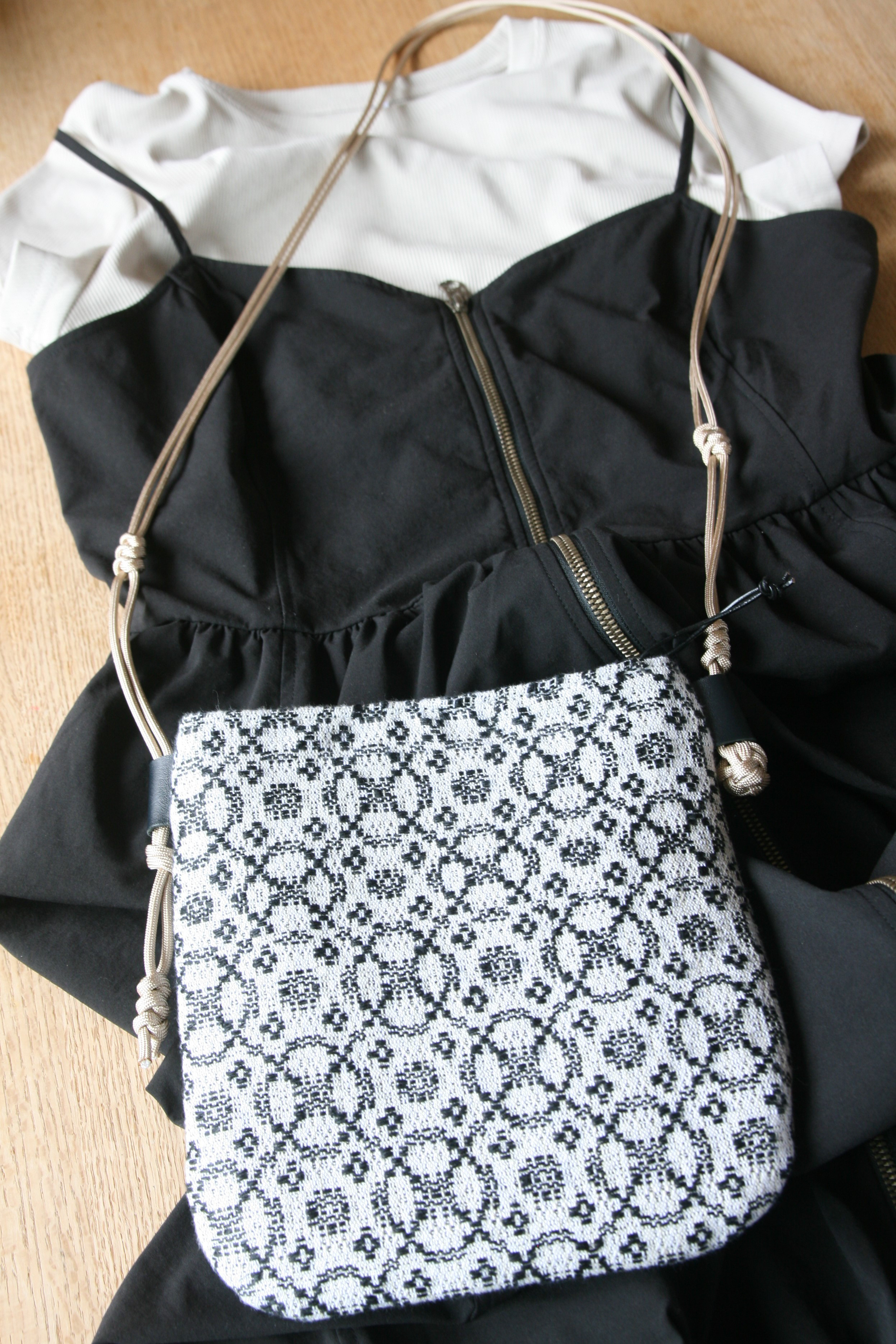 リネンの光沢が美しい手織りスマホポシェット【M】ブラック