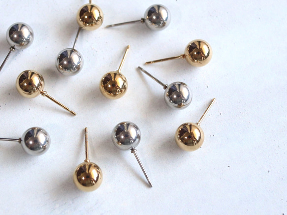 ☆新作☆美しく魅せる「黄金サイズ」8mm つけっぱなしOK 錆びないステンレス【gold & silver】ピアス 1枚目の画像