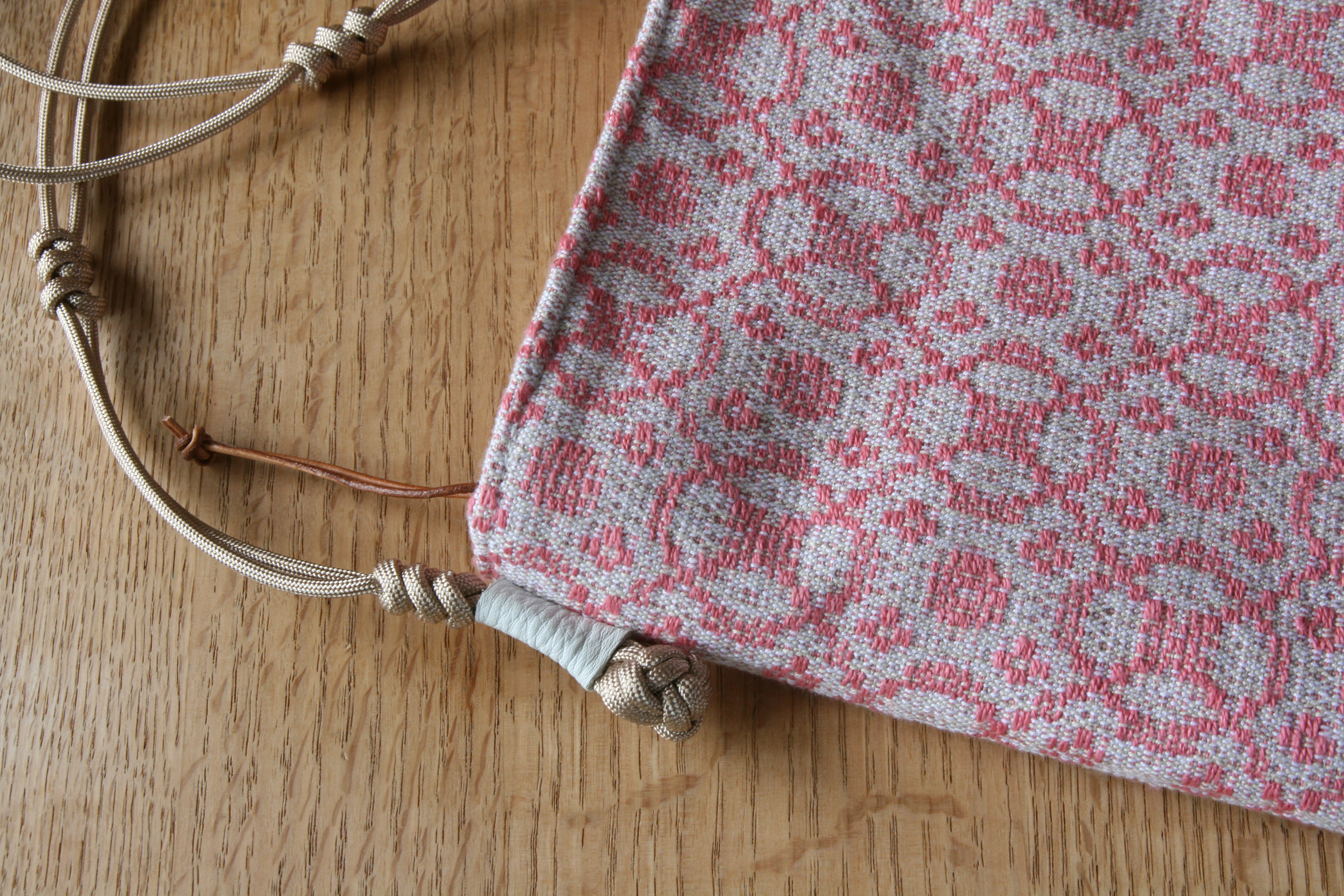 リネンの光沢が美しい手織りスマホポシェット【M】ピンク